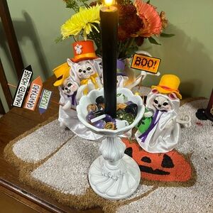 Vietri Incanto White Candle Holder with Scalloped Accents. EUC